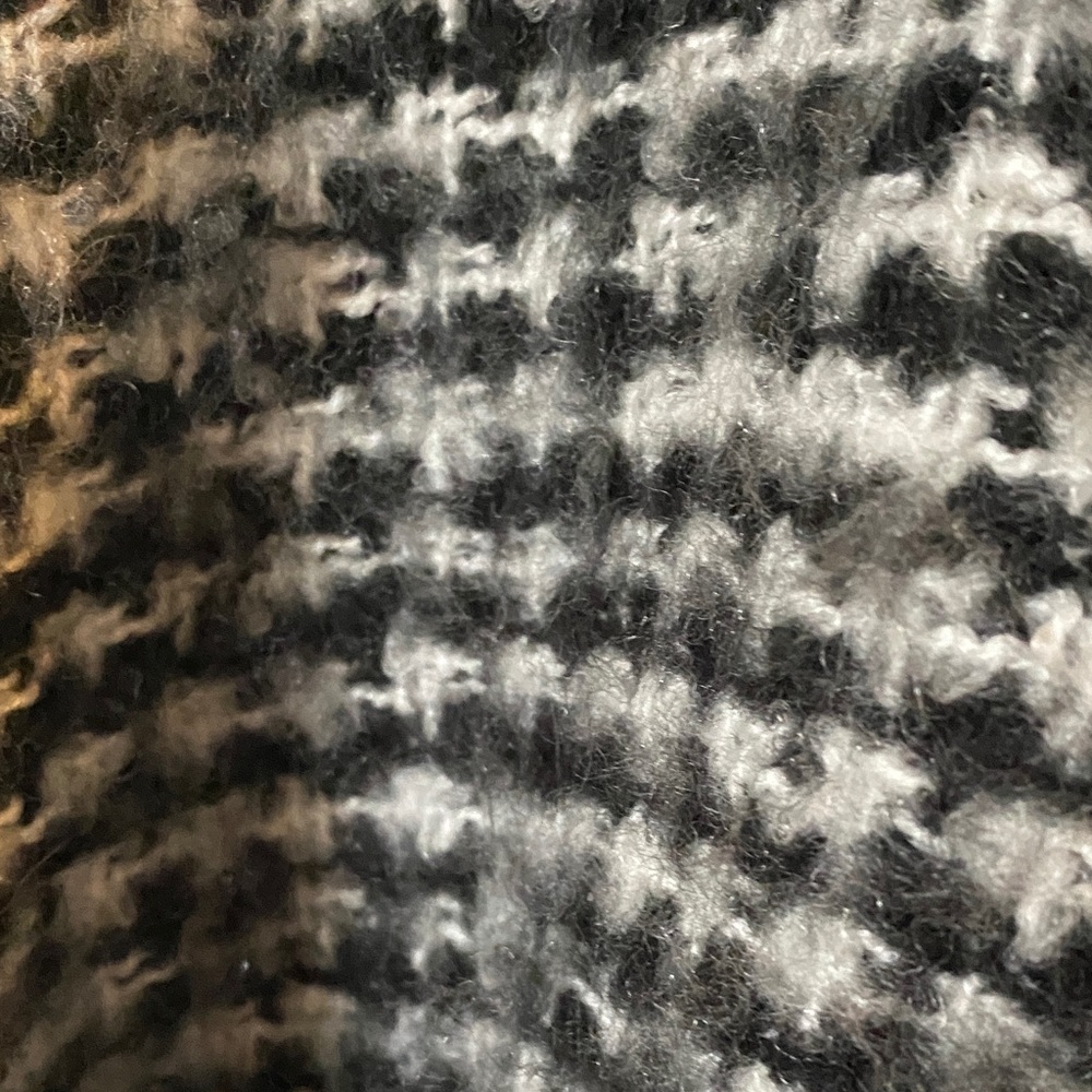 Chic Black and White Houndstooth Poncho - Picture 3 of 3